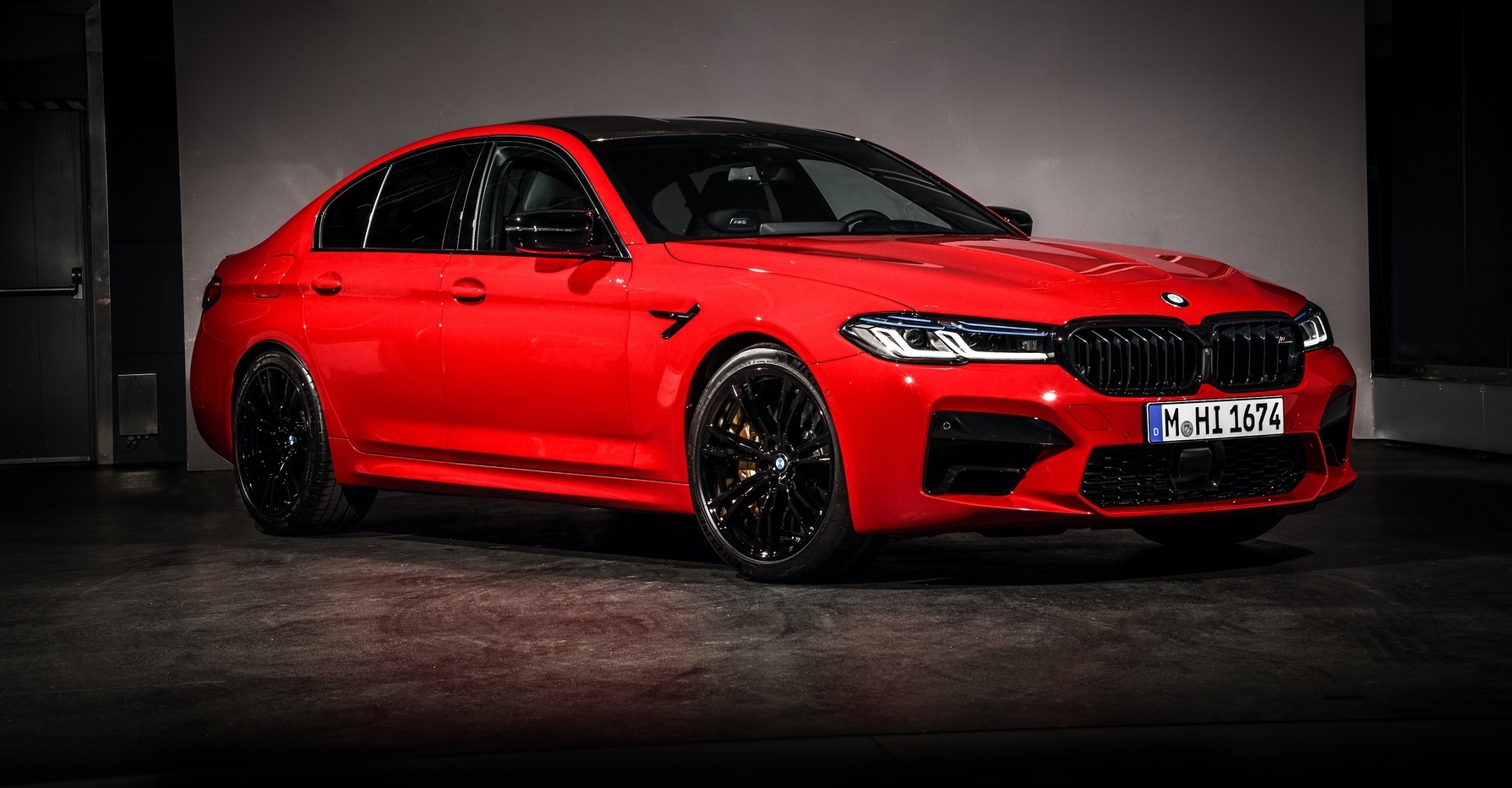 Rode BMW M5 met getinte ruiten